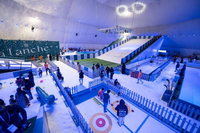 «قبة الثلج» .. ألعاب متنوعة للكبار والصغار