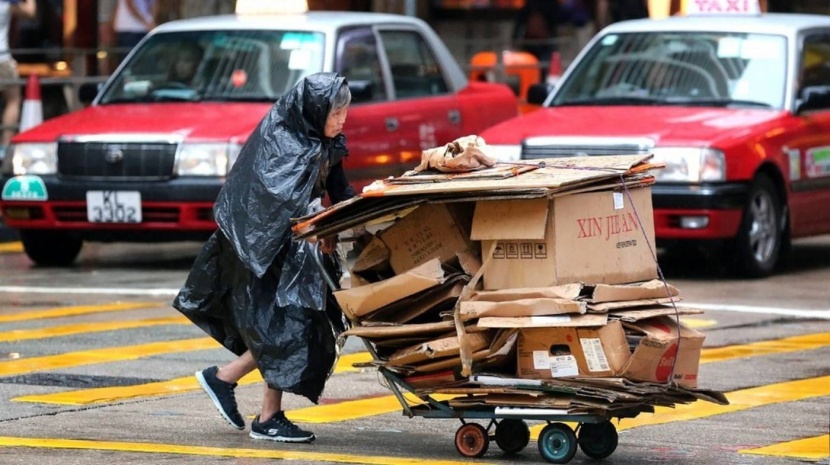 هونج كونج .. ناطحات سحاب وعمال فقراء