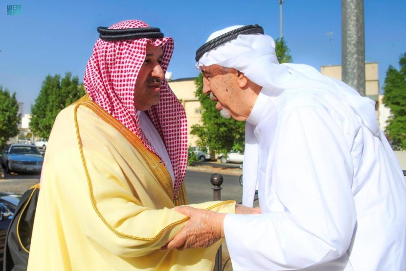 أمير المدينة المنورة يهنئ شيخ الخطاطين بمنحه الجنسية السعودية