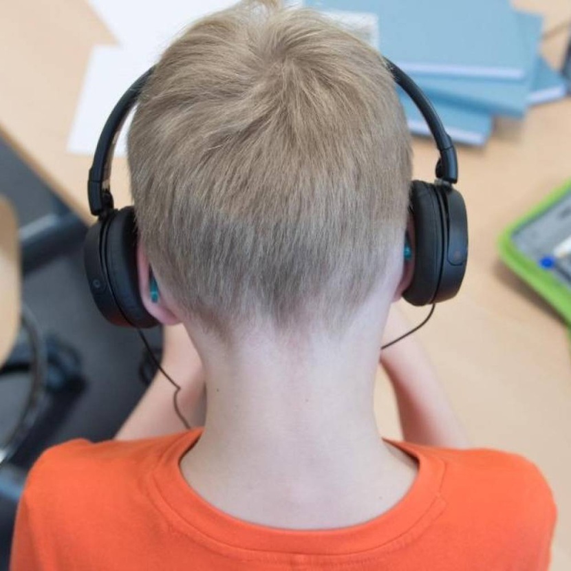 استخدام سماعات الرأس لفترة طويلة يضعف السمع لدى الأطفال