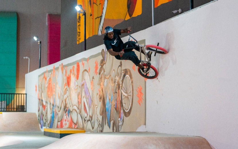 «سكيت بارك» تستقطب محبي التزلج بتصاميم احترافية