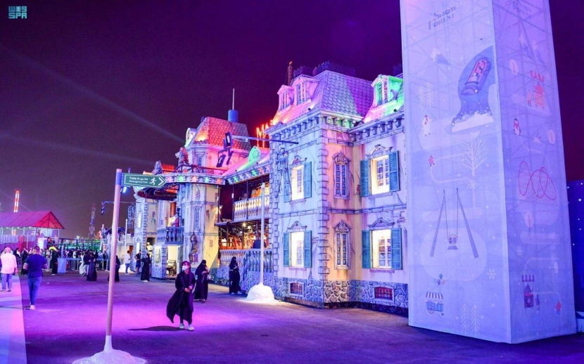 أجواء تشويقية وتنافسية يعيشها زوار «الموسم» في 4 متاهات متنوعة