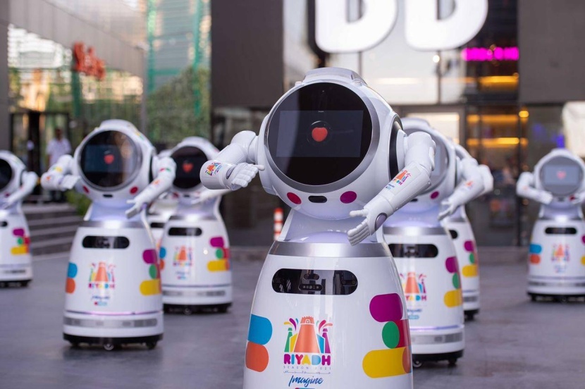 روبوتات تتحدث اللهجة السعودية في استقبال زوار «البوليفارد»