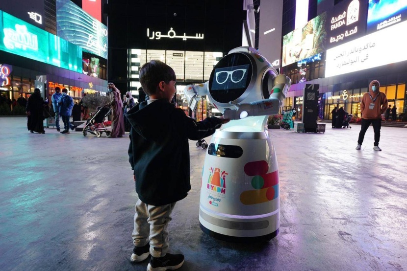 روبوتات تتحدث اللهجة السعودية في استقبال زوار «البوليفارد»