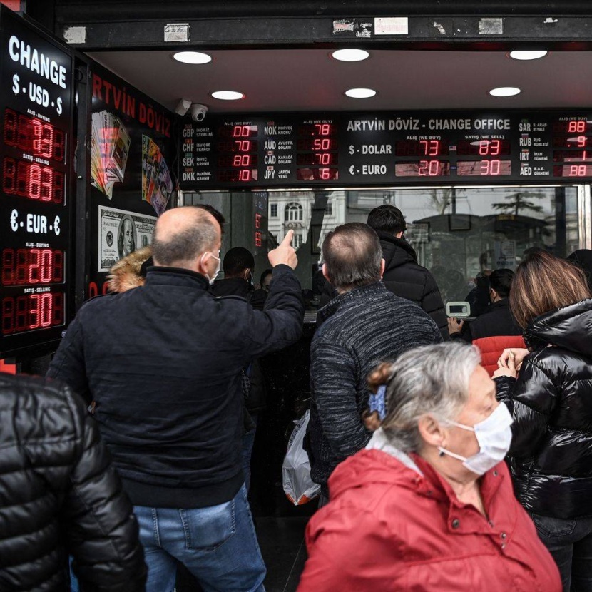 تدهور الليرة يدفع الأتراك الشباب إلى الهجرة الافتراضية