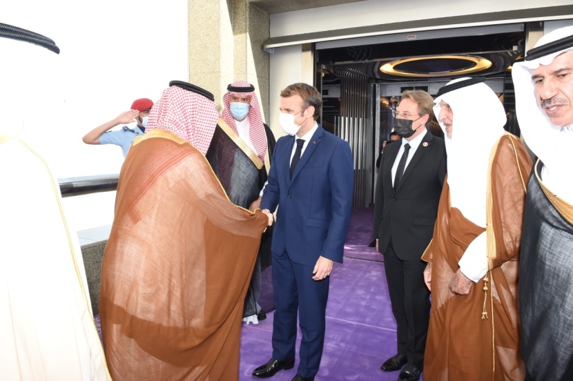 الرئيس الفرنسي يصل إلى جدة في زيارة رسمية