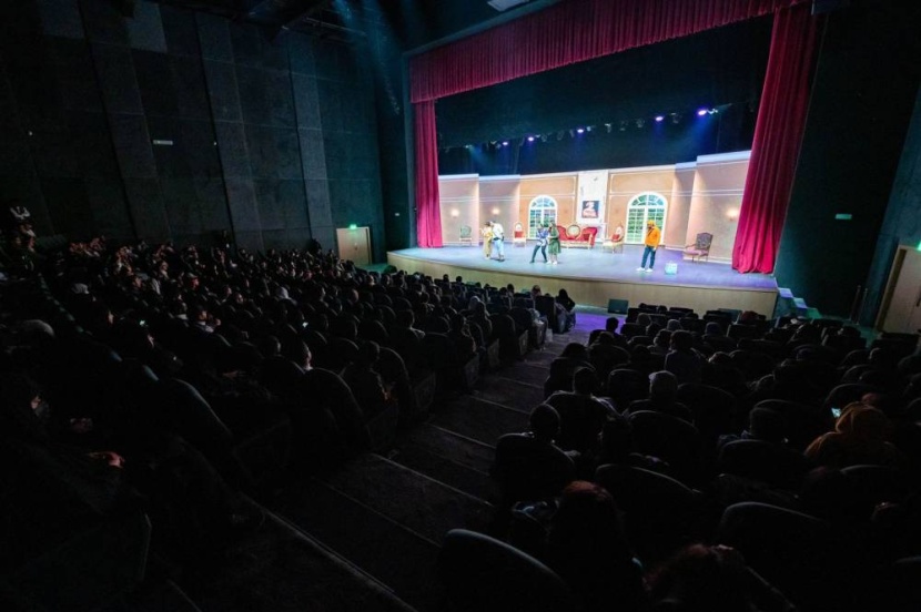 «عائلة لاسعة جدا» .. جرعة من الكوميديا