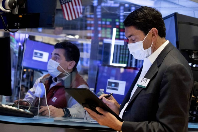 صناديق التحوط تشن معركة الجائحة للفوز بكبار المتداولين