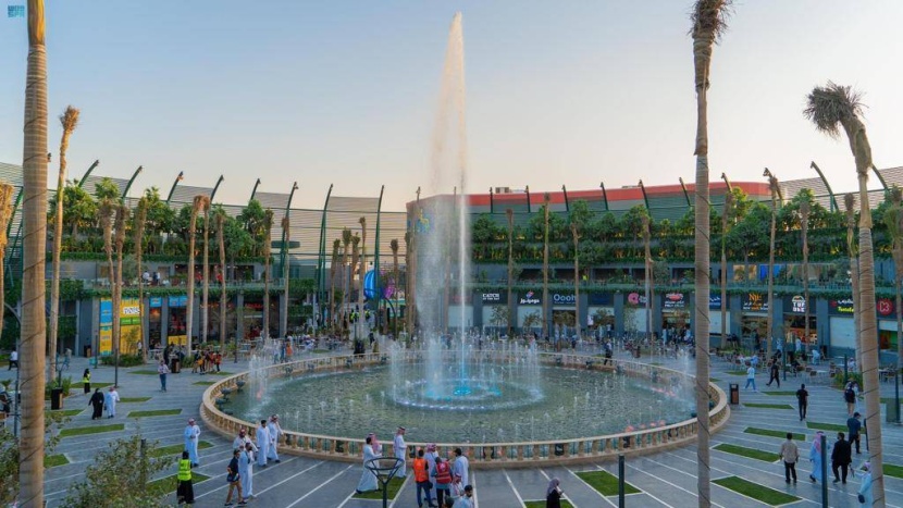 «ذا إيلي» .. شارع مزين بالورود والمطاعم العالمية