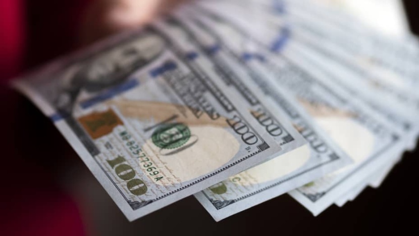الدولار يستقر في ظل اهتمام الأسواق باجتماعات البنوك المركزية و"بيتكوين" تهبط 2.2%