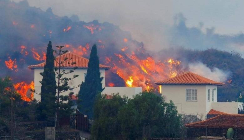 سكان "لا بالما" يواجهون الرماد في منازلهم