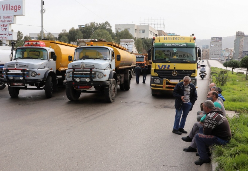 متظاهرون في لبنان يقطعون الكثير من الطرق احتجاجا على تردي الأوضاع الاقتصادية 
