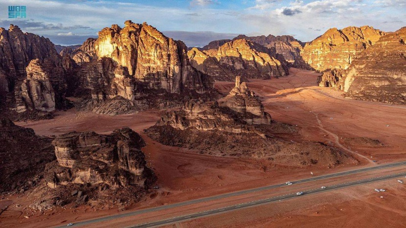 صحراء «حسمى» في منطقة تبوك .. رمال حمراء وجبال تستنطق التاريخ