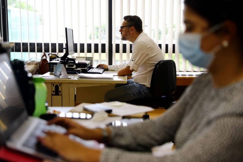 لماذا بدأ المديرون العصريون بنفض الغبار عن كتيبات الشركات؟