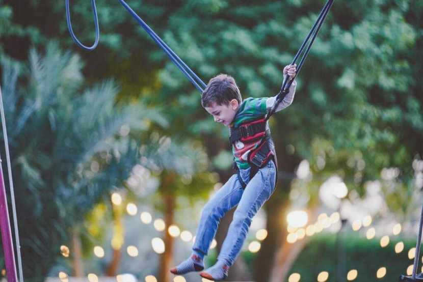 ألعاب حركية لتنمية قدرات الصغار على التفكير في «شجرة السلام»