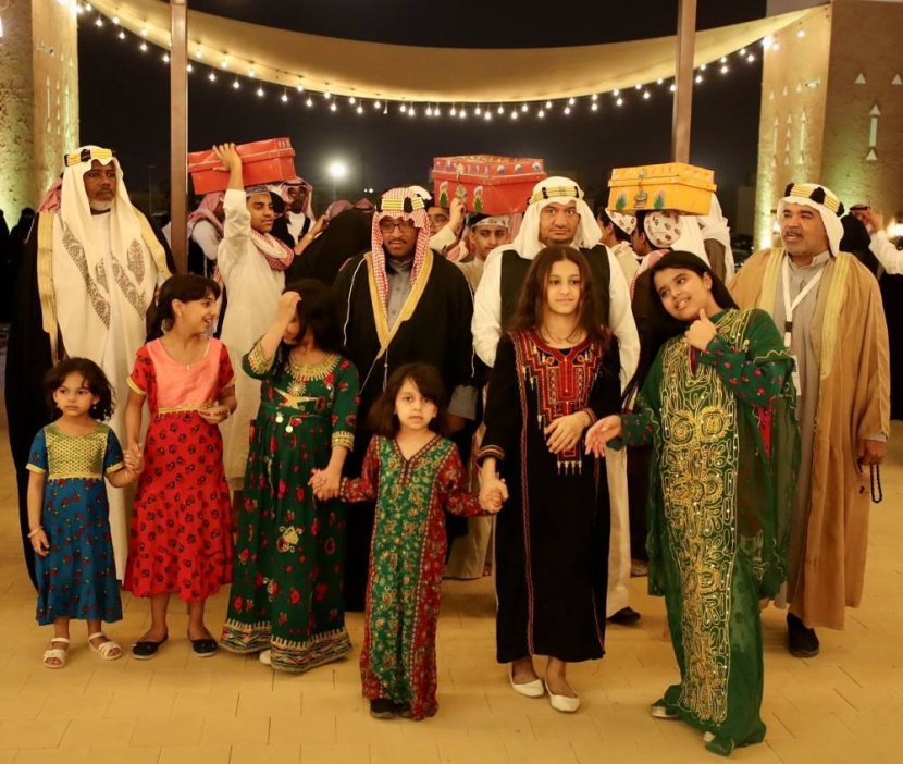 «قرية زمان» .. ملبوسات شعبية تعيد للأذهان عبق الماضي