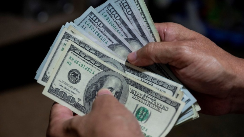 الدولار يتراجع مع توقف ارتفاع عوائد السندات واليورو يصعد بعد أكبر خسائر خلال شهر