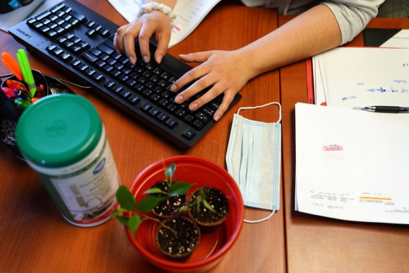 ما يحتاج إلى الإصلاح مكان العمل وليس ثقة المرأة