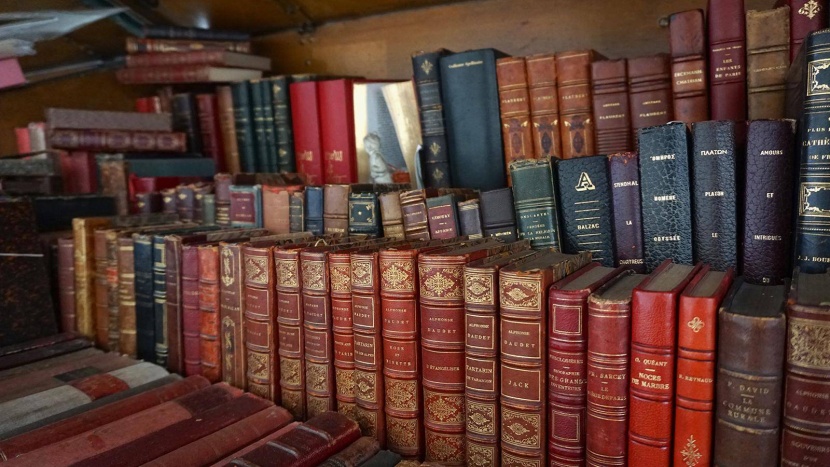 بائعو الكتب في باريس .. صمود في وجه الجائحة