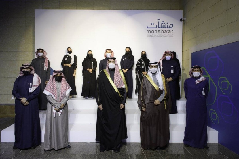 أمير المدينة المنورة يطلع على خدمات مركز دعم المنشآت