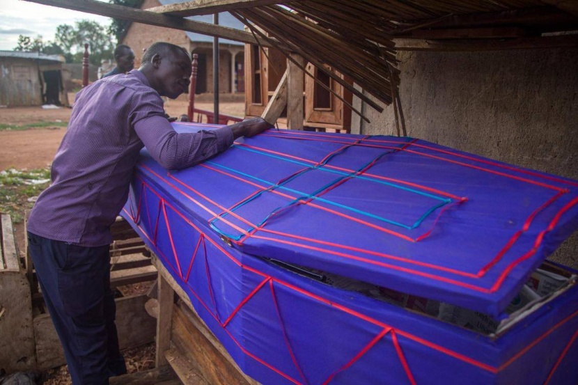 معلمون أوغنديون يلجأون إلى صنع التوابيت بعد إغلاق المدارس