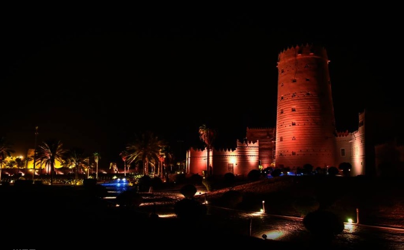 «قرية العاذرية» تودع زوارها بالعرضة السعودية