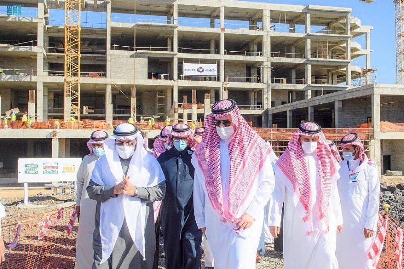 أمير المدينة المنورة يتفقد مشروع مستشفى طيبة الجامعي