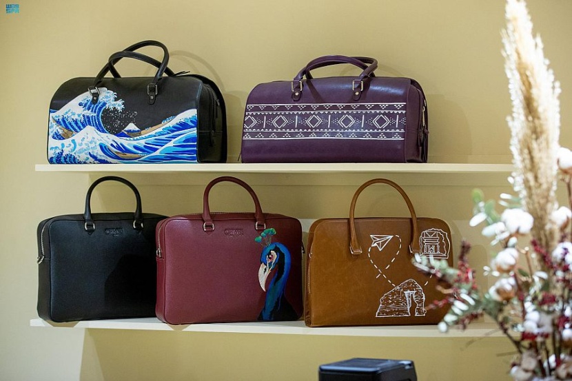 الرسم على الجلود .. موهبة إبداعية تستقطب زوار "العاذرية" في موسم الرياض