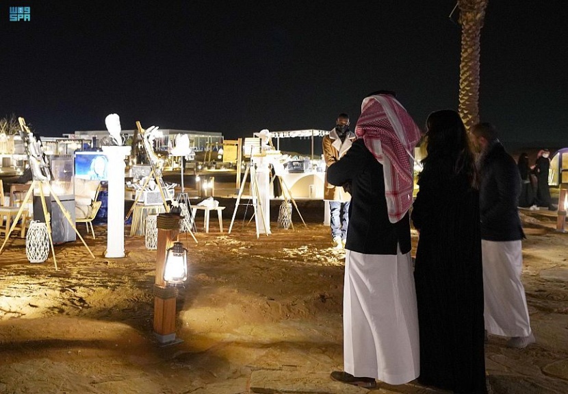 مهندس سعودي يستلهم فنون النحت من انعكاسات النجوم على رمال "رياض أوايسس"
