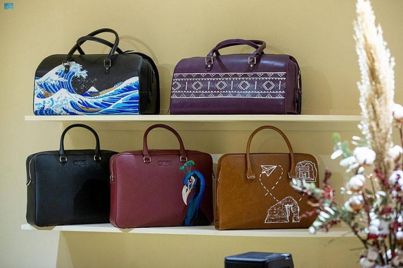 موهوب سعودي يبدع بالرسم على الجلود في «العاذرية»