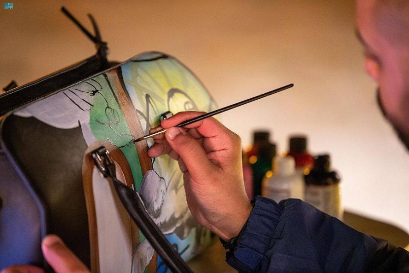 موهوب سعودي يبدع بالرسم على الجلود في «العاذرية»