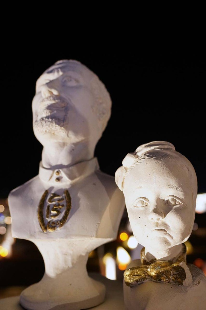 «مواطن» يستلهم فنون النحت من انعكاسات النجوم على رمال «أوايسس»