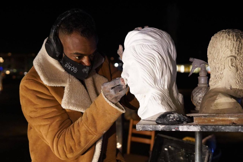 «مواطن» يستلهم فنون النحت من انعكاسات النجوم على رمال «أوايسس»