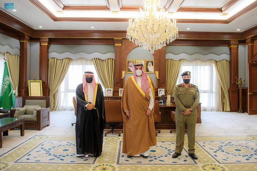 أمير المدينة المنورة يستقبل مدير الدفاع المدني في المنطقة