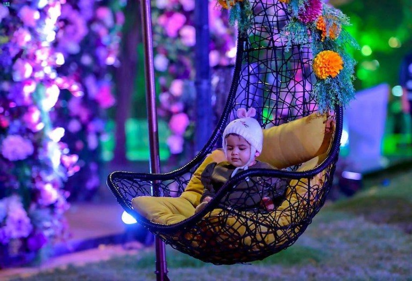 فقاعات الصابون وخفة اليد تستهوي الأطفال في "شجرة السلام"