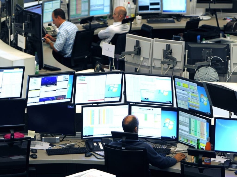 أسهم أوروبا تتراجع بفعل موجة بيع .. وسهم "فولفو" يهبط 4.7%