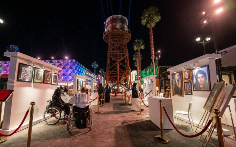 ذوو الإعاقة يتخذون من الرسم لغة تعبيرية للتواصل مع زوار الموسم