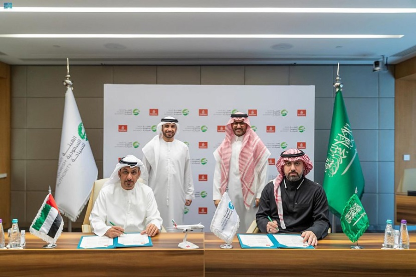 "السياحة" و "طيران الإمارات" يوقعان مذكرة لجذب السياح إلى السعودية