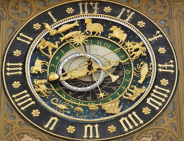 الساعة الجدارية تفسر الظواهر الفيزيائية