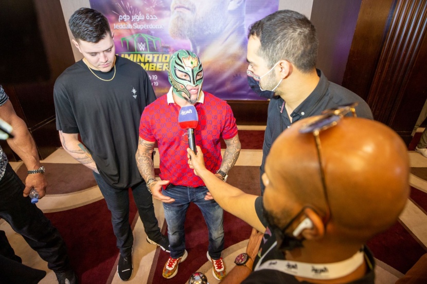 نجوم عرض"ELIMINATION CHAMBER" يتهيؤون للنزالات تحت قبة "جدة سوبر دوم" العالمية