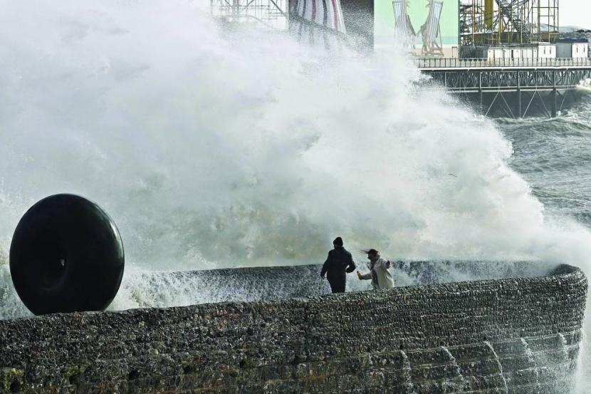 العاصفة يونيس تضرب أوروبا .. سرعة الرياح هائلة