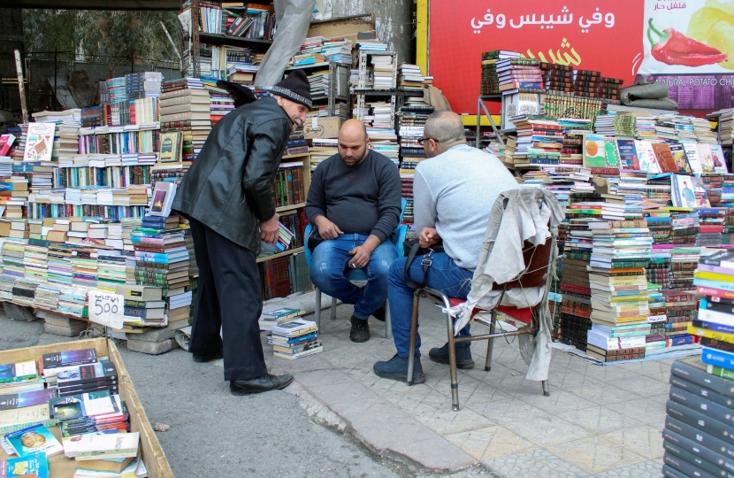 مكتبات دمشق تشتاق لروادها مع تأثير التدهور الاقتصادي على رواج الكتب