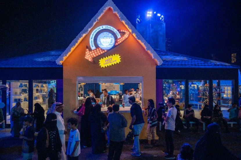 «ونتر وندرلاند» .. إقبال كبير لاقتناء تذكارات يوم التأسيس