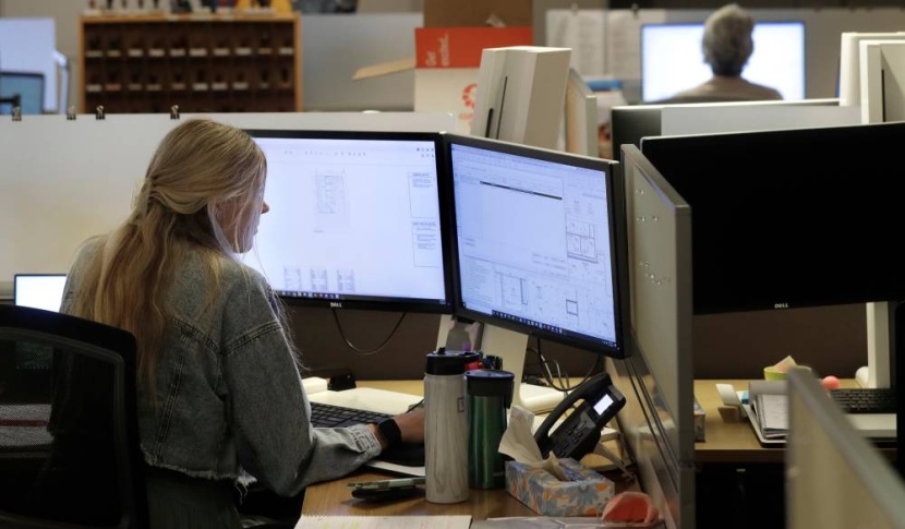 شركات التكنولوجيا الصغيرة تتجه إلى اقتصاد ذوي الياقات البيضاء