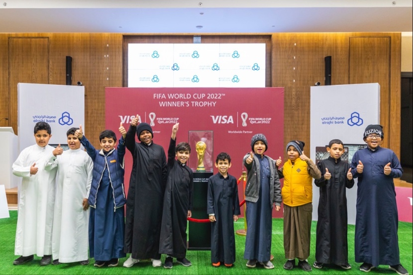 مصرف الراجحي يستضيف أطفال "ذوي الإعاقة" و"إنسان" للتصوير مع كأس العالم