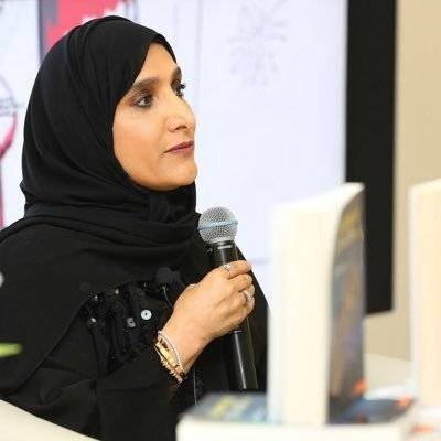 «خادمات المقام» .. عشق الحجارة والخرز حد الهوس