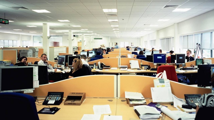 كيف يحافظ أرباب العمل على الموظفين في سوق ضيقة؟