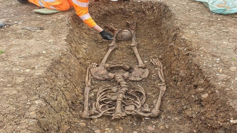 اكتشاف هياكل عظمية مقطوعة الرأس في مقبرة عمرها ألفا عام