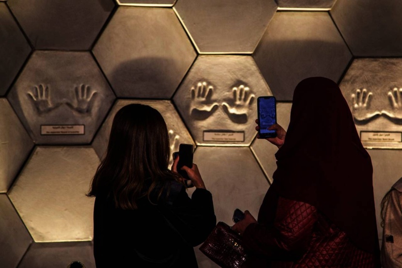 بصمات الفنانين والمؤثرين على جدار الشهرة في «البوليفارد»