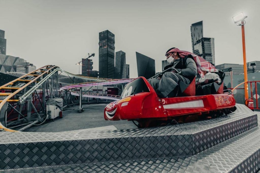 كسر حاجز التردد والخوف .. مغامرات تنافسية بين زوار «البوليفارد»